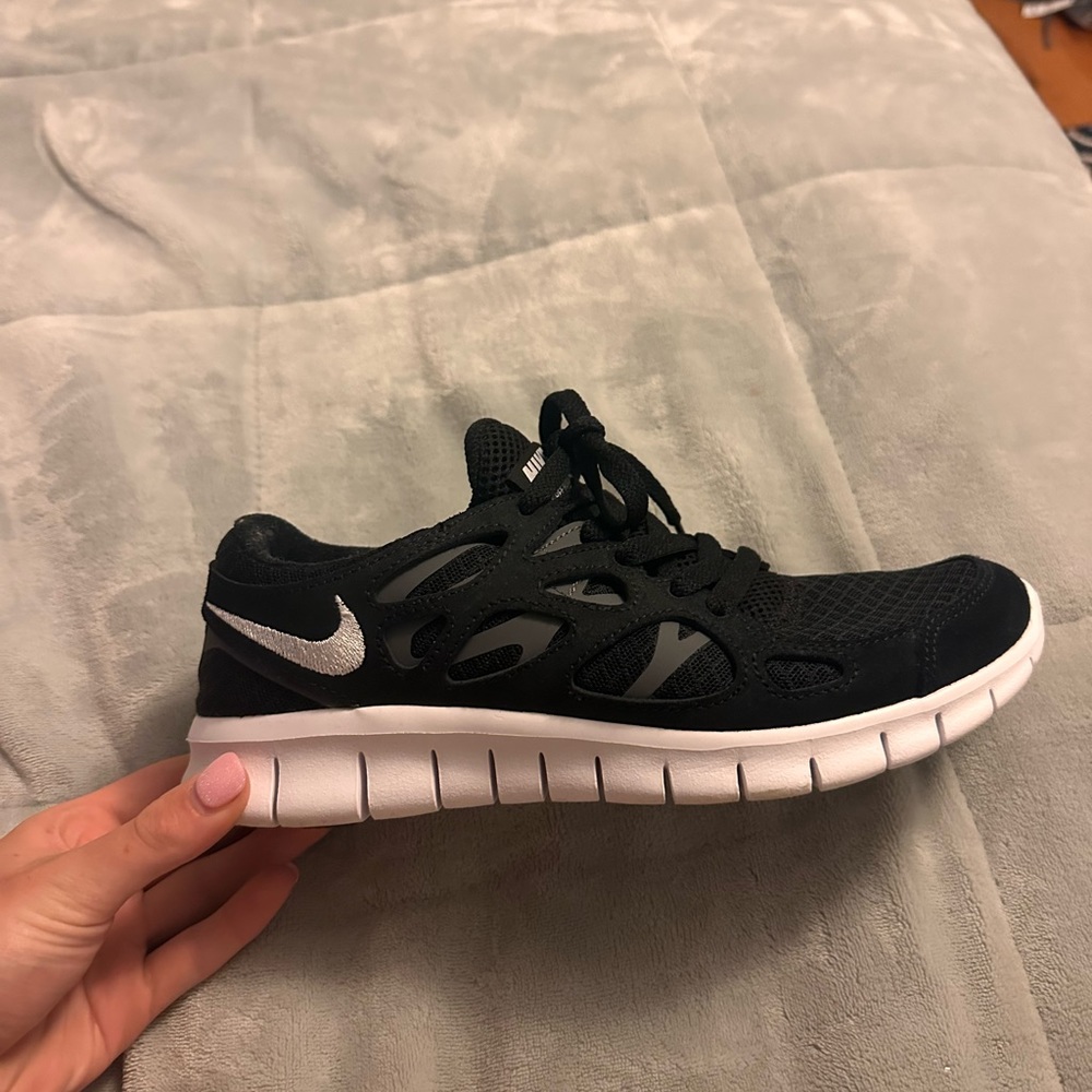 Women’s Free Run 2 black Nike sneakers!